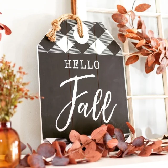 Είναι αυτή η εποχή που σου θυμίζει κάτι από Πρωτοχρονιά χωρίς τη χρυσόσκονη, τις υπερβολές και τα μεγαλεπήβολα σχέδια..

Είναι η εποχή που απλά, προσπαθούμε να ανασυνθέσουμε την καθημερινότητα μας μετά από τη καλοκαιρινή ραστώνη, να ξαναμπούμε σε ρυθμούς κανονικότητας , να επαναπροσδιορίσουμε στόχους προσωπικούς και επαγγελματικούς δίνοντας βραχυχρόνια περιθώρια υλοποίησης τους, συνήθως μέχρι τα Χριστούγεννα.

Είναι η εποχή των γήινων χρωμάτων, μία τελευταία αναλαμπή ομορφιάς πριν η φύση παραδοθεί στην άγρια και παγωμένη αγκαλιά του χειμώνα. Πινελιές σε όλες τις αποχρώσεις του καφέ και το πορτοκαλί, μυρωδιά από το πρώτο νότισμα της γης, ήχοι από τα φύλλα που γεννήθηκαν, έζησαν και θέριεψαν τους μήνες της ζεστής περιόδου και τώρα γίνονται χαλί στα πόδια μας για να χαθούν στο πέρασμα μας ακολουθώντας πιστά και με συνέπεια τον κύκλο της ζωής…

Είναι η εποχή που βγαίνουνε δειλά τα ελαφριά πανωφόρια με αυτή την ανεπαίσθητη οσμή λεβάντας που τα «προστάτευε» τόσους μήνες…

Είναι η εποχή της ανακαίνισης και του φρεσκαρίσματος του χώρου μας, η στιγμή που θέλουμε να δημιουργήσουμε νέες γωνιές – ζώνες ασφαλείας- που θα μας παρηγορούν ή απλώς θα μας ξεκουράζουν τις δύσκολες ημέρες…

Και τελικά ίσως να είναι μην είναι μόνο η εποχή… Ίσως είναι η στιγμή , που οι περισσότεροι από εμάς έχουν την ανάγκη να εγκαταλείψουν την «αυθάδικη ανεμελιά» και το ασύδοτο πνεύμα της καλοκαιρινής ελευθερίας και έτσι «χορτάτοι και ξεκούραστοι» να ξαναμπούν δυναμικά και γεμάτοι ενέργεια στο δρόμο της οργάνωσης και της δημιουργίας.

Ότι κι αν σημαίνει το φθινόπωρο για εσάς, εύχομαι να σας δώσει ό,τι καλύτερο.

Με αγάπη